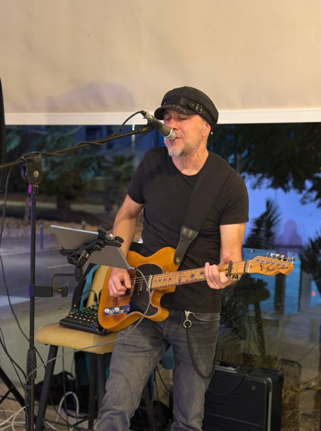 Live guitar and vocals Wednesday evening at La Familia Tenerife