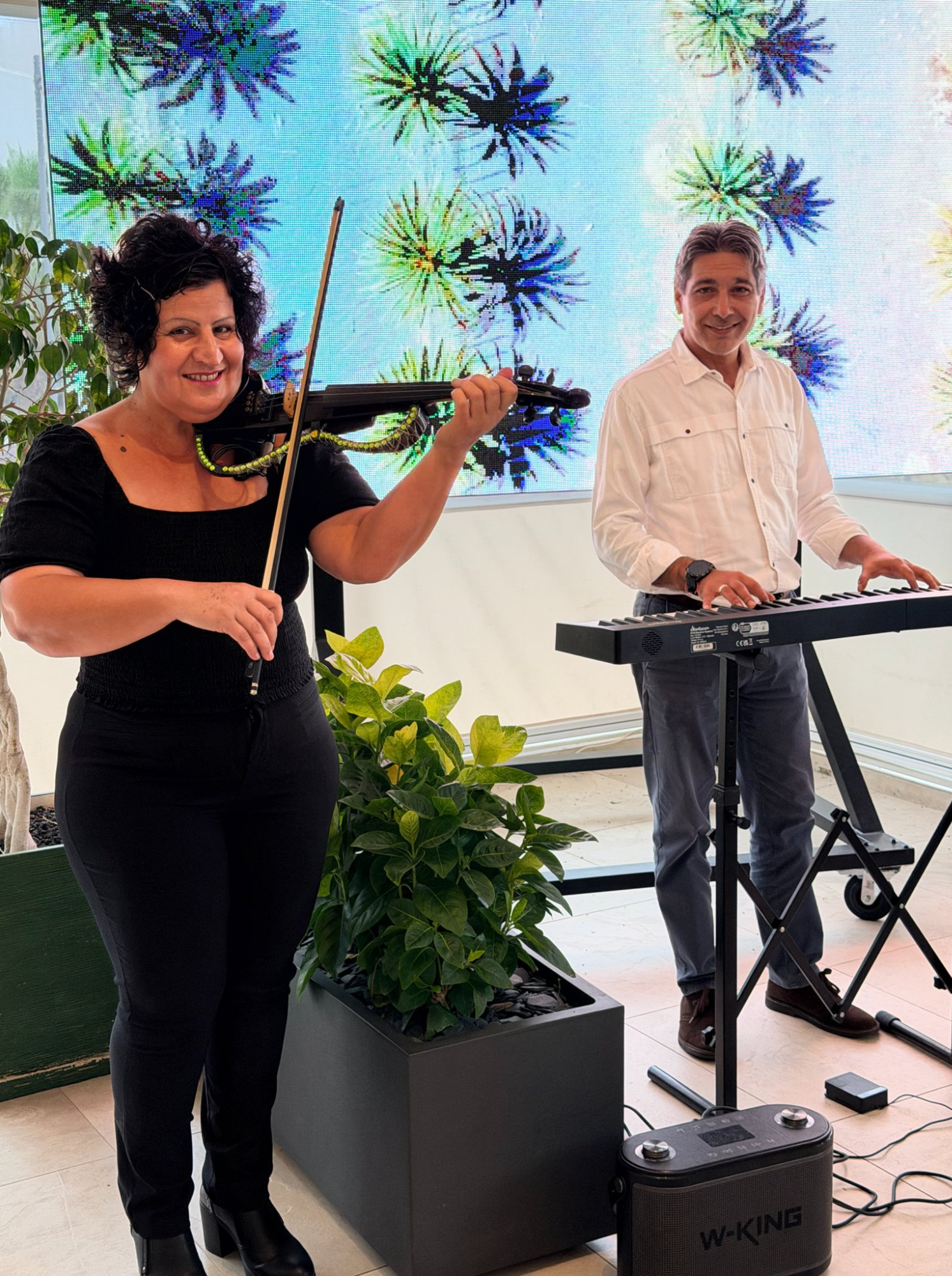 Live piano and violin Friday evening at La Familia Tenerife