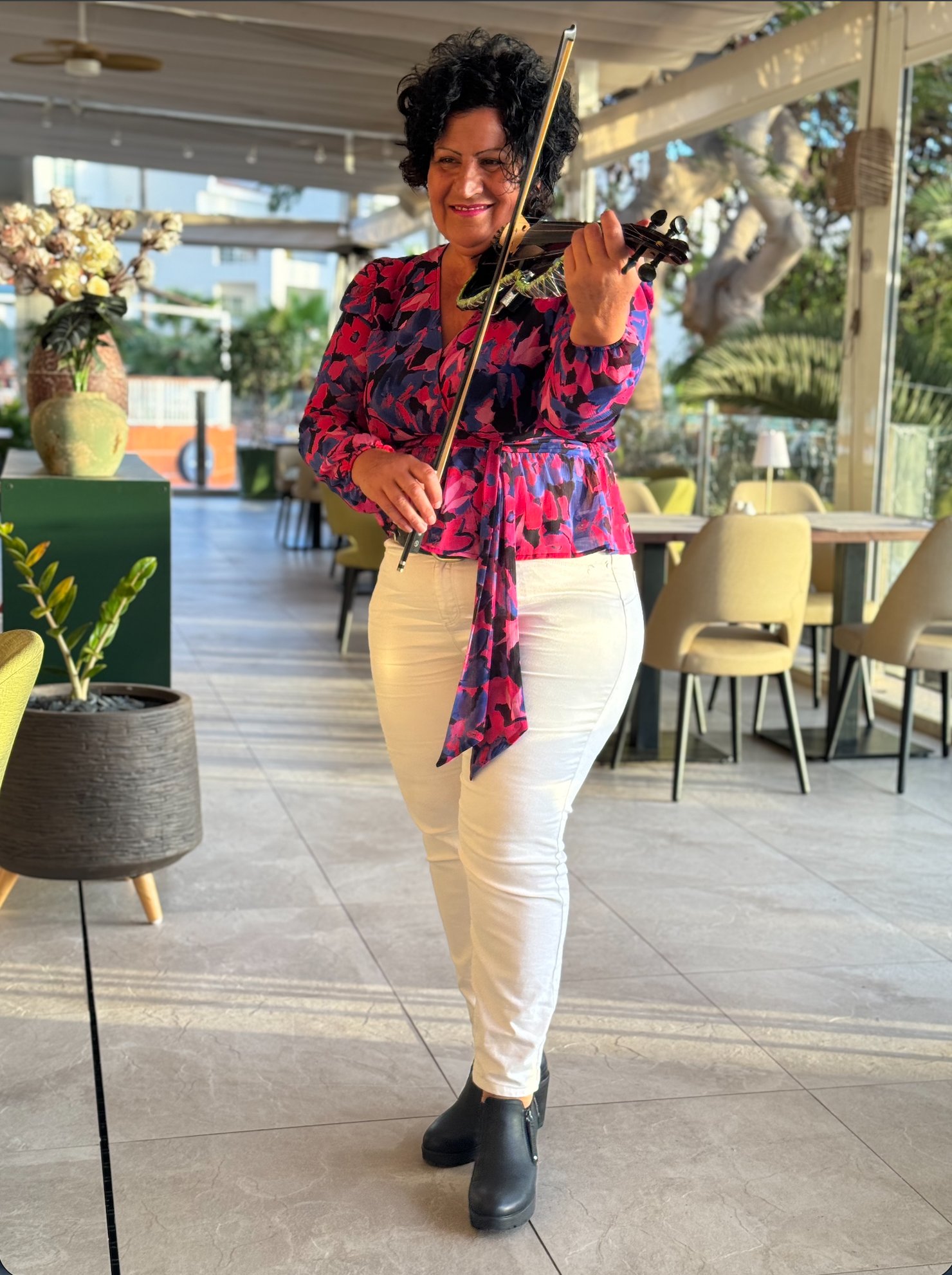 Live violin evening at La Familia restaurant