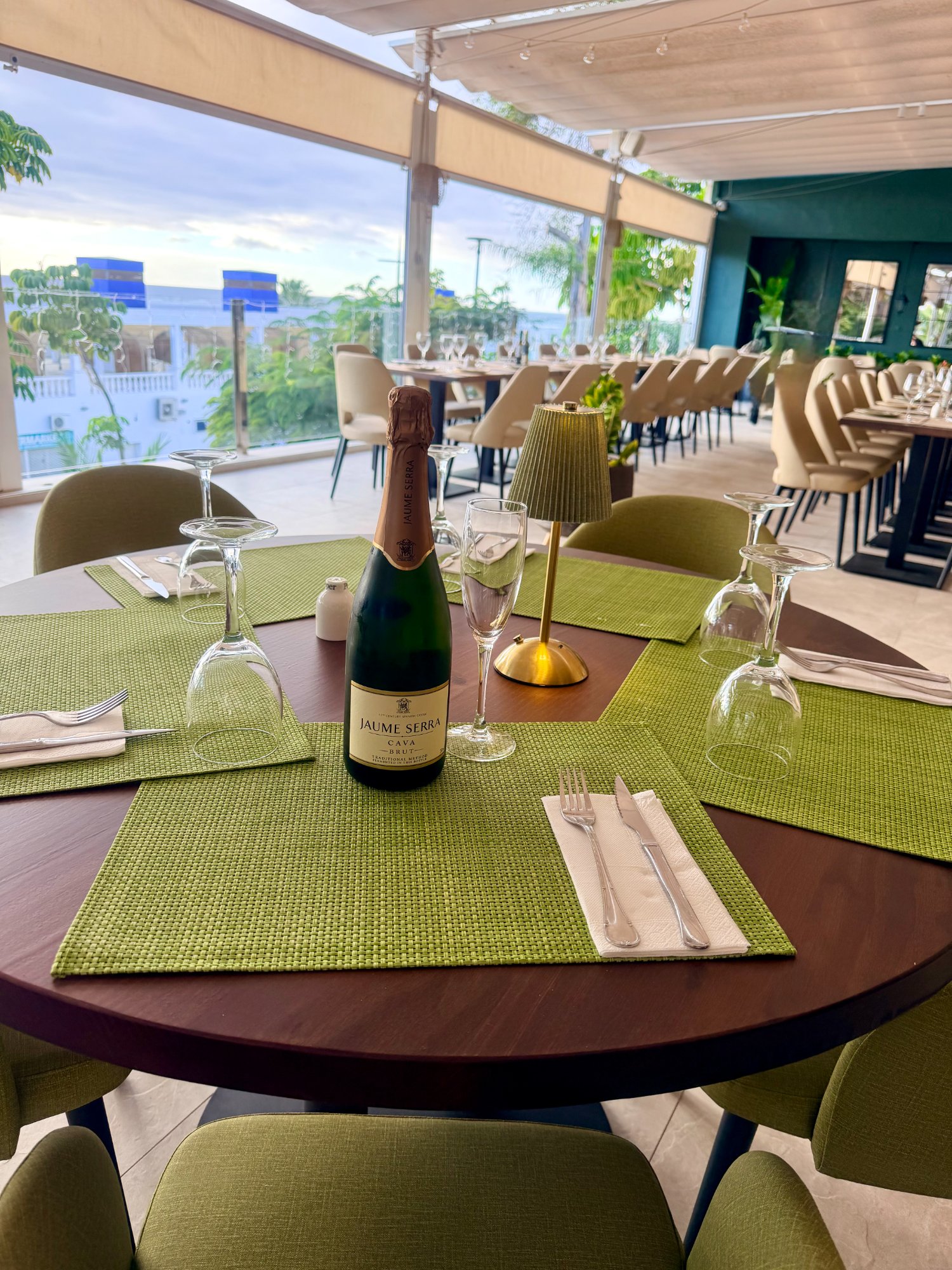 La Familia restaurant guests dining Tenerife